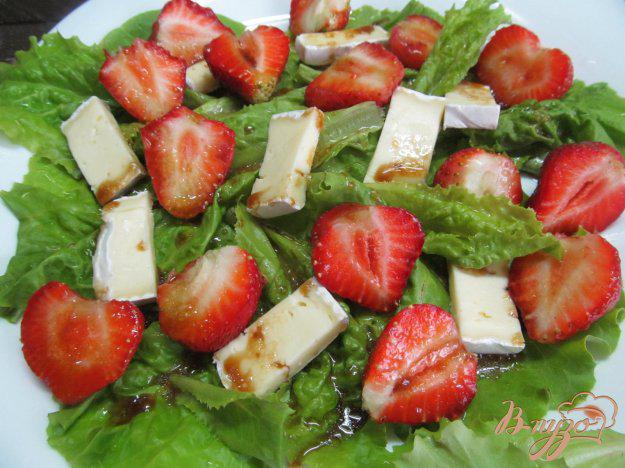 фото рецепта: Клубничный салат с сыром бри
