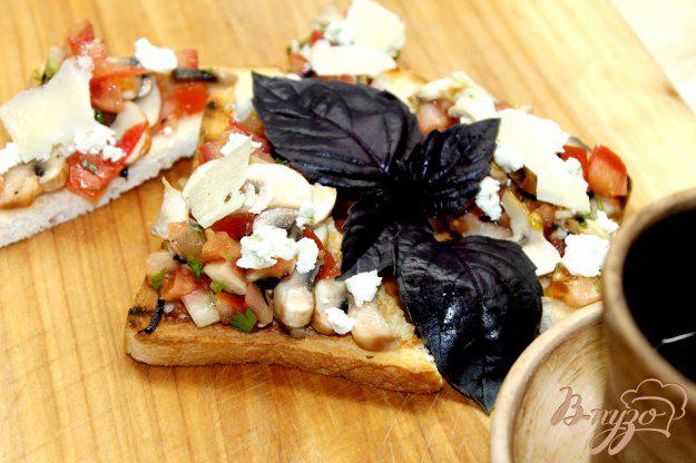 фото рецепта: Тосты с грибами, помидорами и базиликом