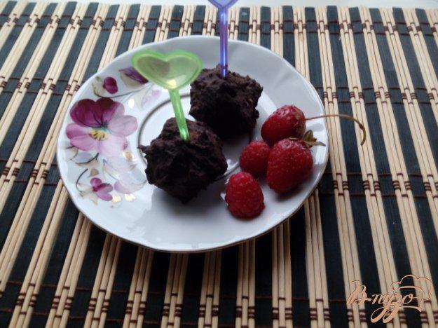 фото рецепта: Домашние кокосовые конфеты с ягодами или орехами