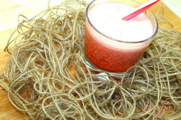 фото рецепта: Клубничный смузи с мятой и грейпфрутовым соком