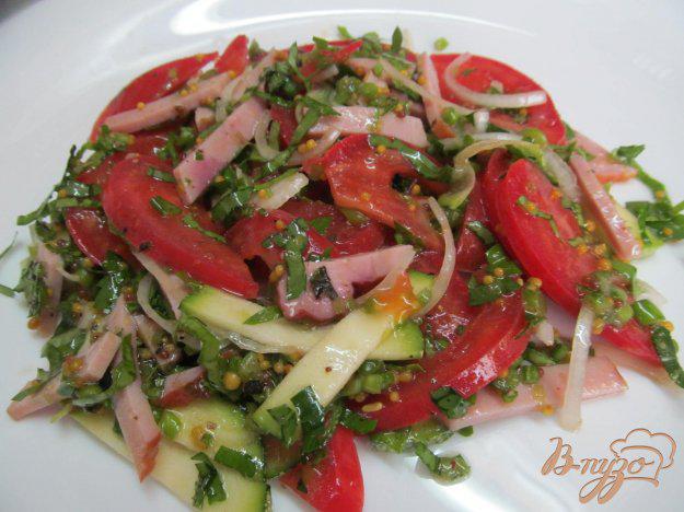 фото рецепта: Помидорный салат с ветчиной