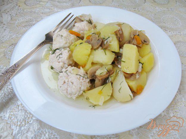 фото рецепта: Картофель с грибами и фрикадельками