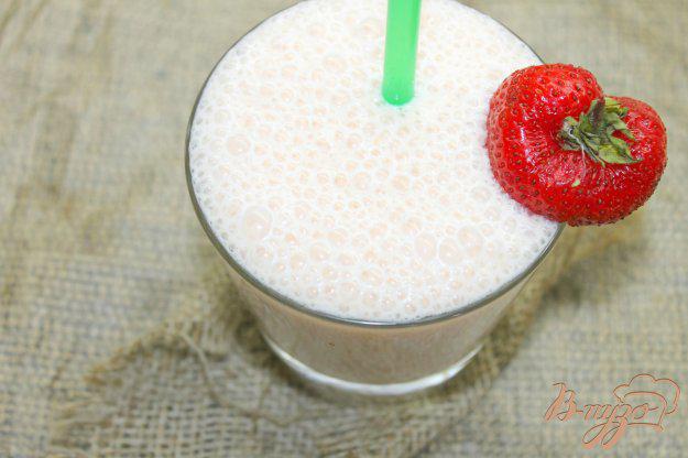 фото рецепта: Молочный коктейль « клубника - абрикос »