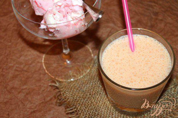 фото рецепта: Молочный коктейль с клубничным мороженым и абрикосом