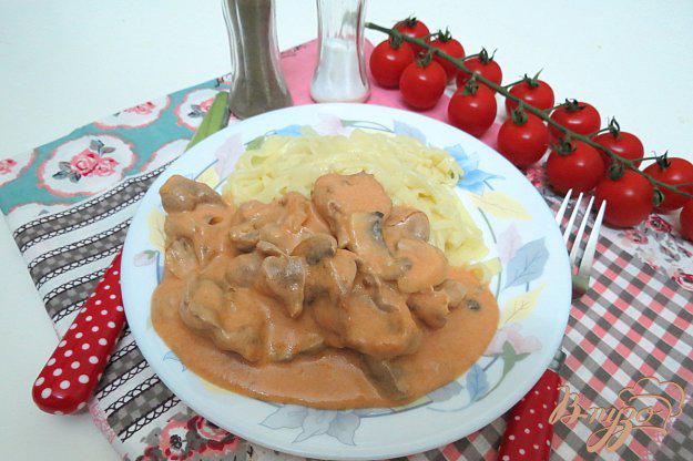 фото рецепта: Куриные желудки с грибами в томатно-сметанном соусе