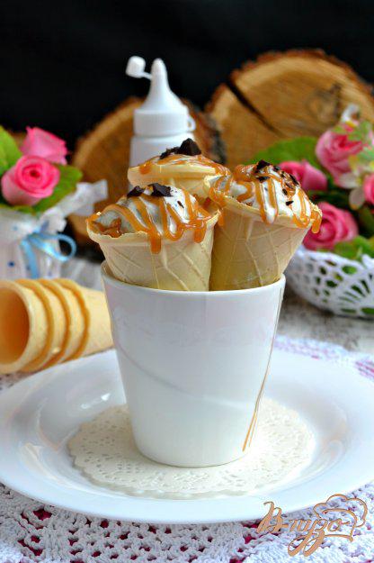 фото рецепта: Сливочное мороженое с кусочками шоколада и карамельным соусом