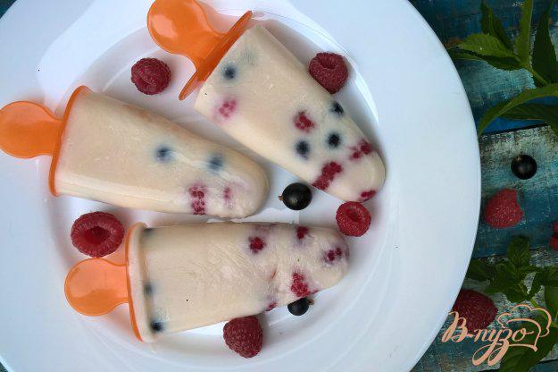 фото рецепта: Йогуртовое мороженое с ягодами