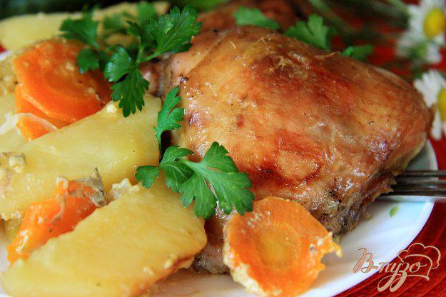 фото рецепта: Куриные бедра с картофелем в рукаве