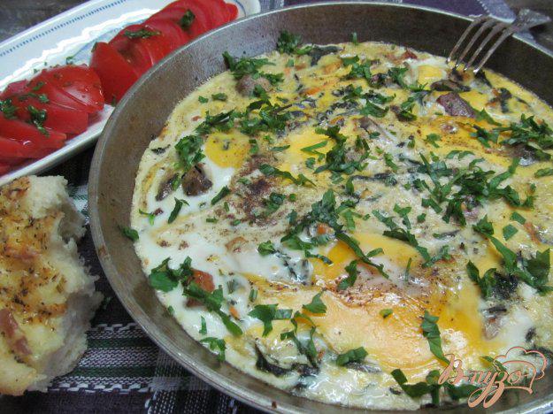 фото рецепта: Запеченные яйца с грибами в сметанном соусе