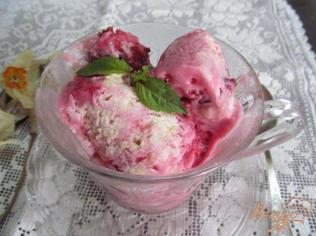фото рецепта: Сливочное мороженое с вишней