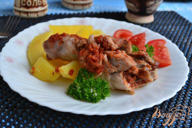 фото рецепта: Куриные ножки с соусом «Сацебели» и картофелем на пару
