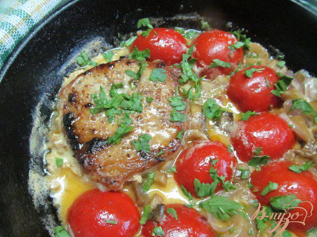 фото рецепта: Свиной стейк с томатным гарниром
