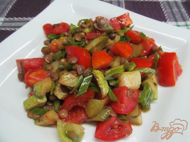 фото рецепта: Салат из чечевицы и жареными овощами
