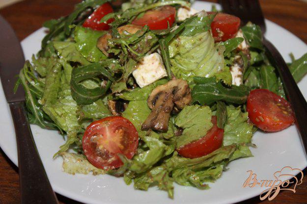 фото рецепта: Салат с жареными шампиньонами, фетой и помидорами