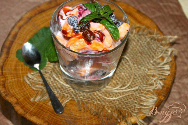 фото рецепта: Салат с персиком, ежевикой и малиной