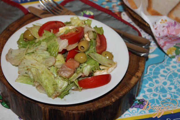 фото рецепта: Салат с соленой семгой, оливками, помидорами и сыром Бри