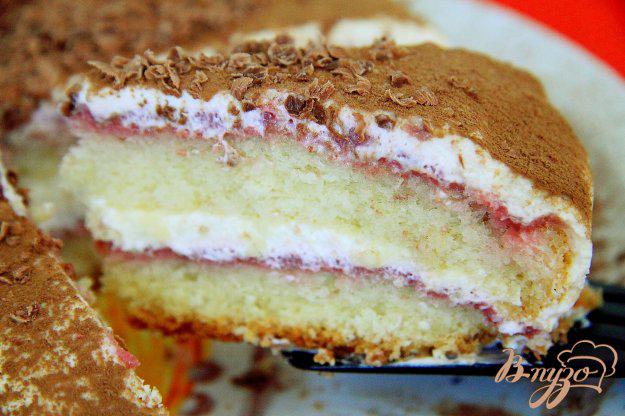 фото рецепта: Бисквитный торт с малиновым курдом и сметанным кремом
