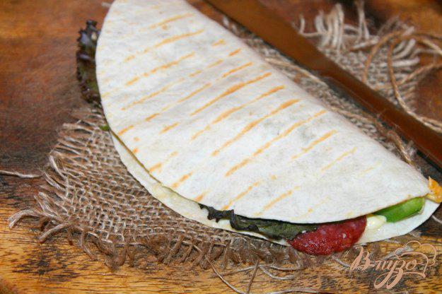 фото рецепта: Тортилья с сыром и колбасой
