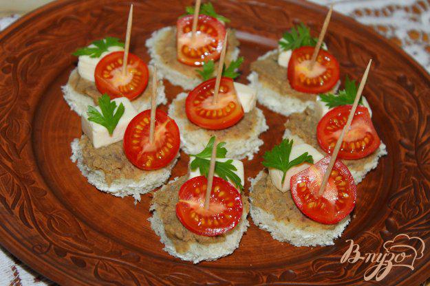 фото рецепта: Канапе для праздника с помидорами черри, сыром и мясным паштетом