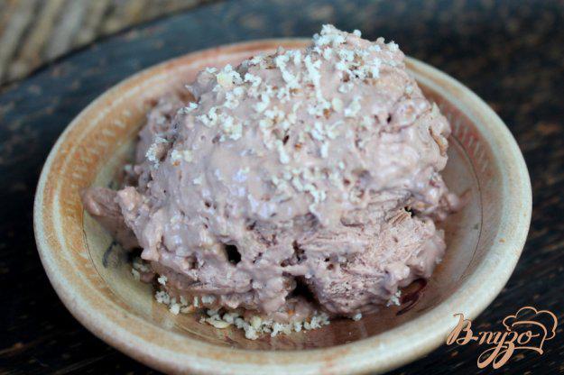 фото рецепта: Шоколадное мороженное с грецким орехом