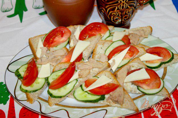 фото рецепта: Мини тосты с печенью трески и овощами на обед