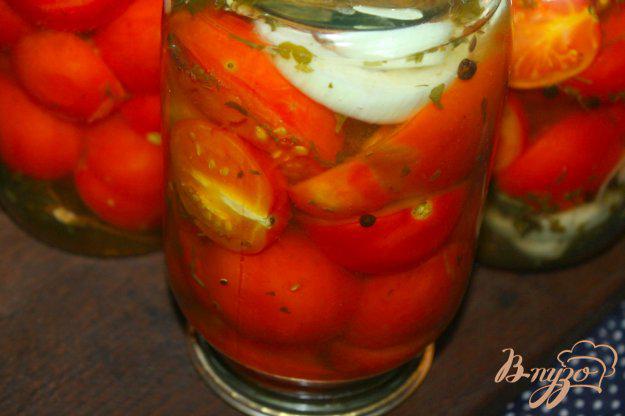 фото рецепта: Консервированные помидоры половинками с луком и чесноком
