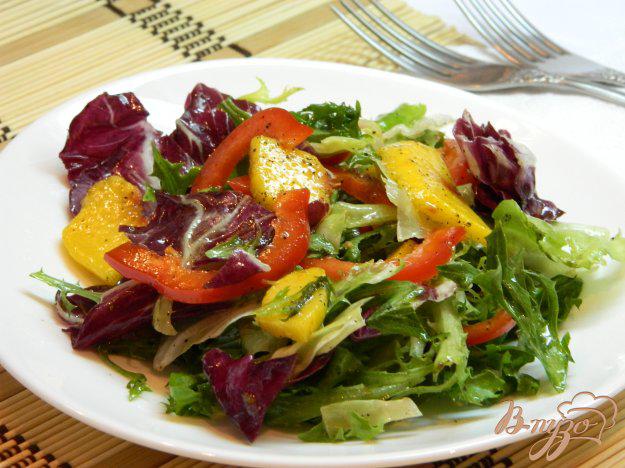 фото рецепта: Салат с персиками и сладким перцем