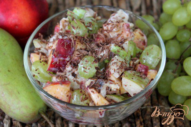 фото рецепта: Фруктовый салат с грецкими орехами и сливками
