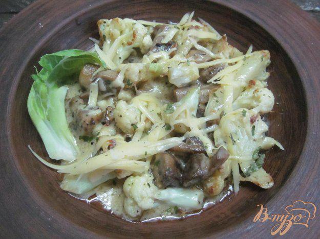 фото рецепта: Теплый салат из цветной капусты с шампиньоном