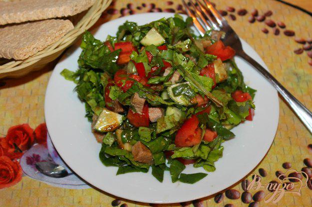 фото рецепта: Салат со шпинатом, овощами и отварной свининой