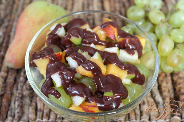 фото рецепта: Салат из персика, винограда и груши с шоколадной глазурью