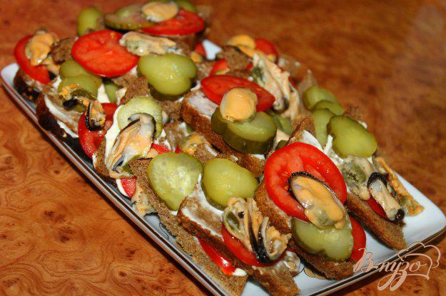 фото рецепта: Угощение для гостей в виде канапе с маринованными мидиями и овощами