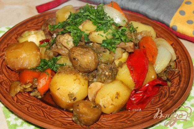 фото рецепта: Запеченный картофель с грибами, брокколи и кабачком в рукаве
