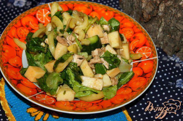 фото рецепта: Салат из отварной курицы, яблок и шпината