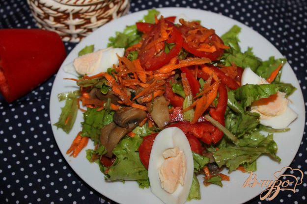 фото рецепта: Салат с маринованными шампиньонами, отварным яйцом и морковью