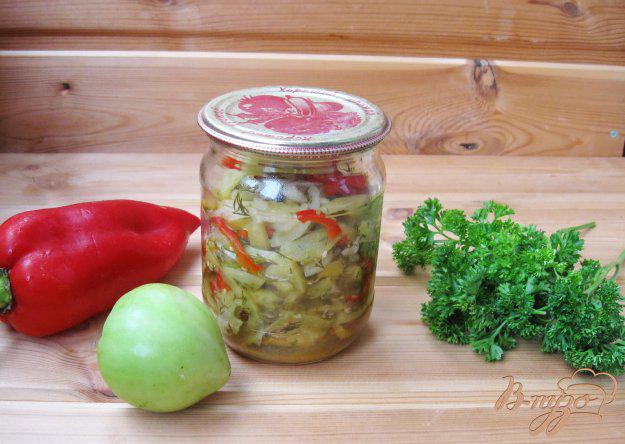 фото рецепта: Салат с зелеными помидорами и перцем на зиму