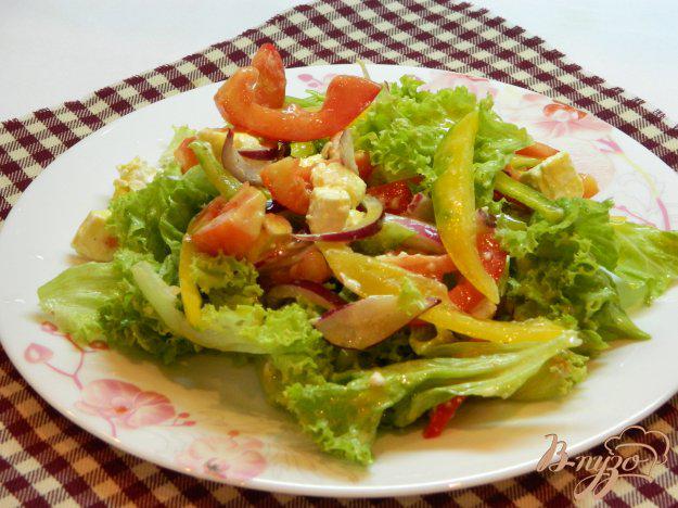фото рецепта: Салат из листьев салата с болгарским перцем и сыром фета