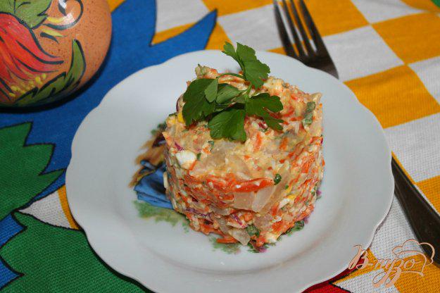 фото рецепта: Салат с отварными кальмарами, морковью, сыром и яйцом