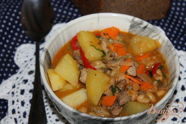 фото рецепта: Тушеный картофель со свининой и фасолью в томате