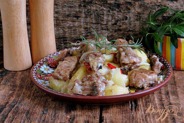 фото рецепта: Свиные рёбрышки с картофелем и розмарином, запеченные