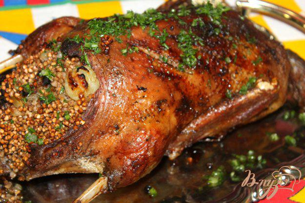 фото рецепта: Утка фаршированная гречкой и потрохами, запеченная в рукаве