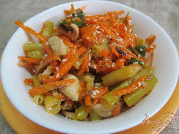 фото рецепта: Морковный салат с грибами и фасолью