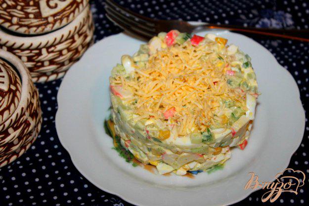 фото рецепта: Салат из крабовых палочек, огурца, кукурузы и плавленого сыра