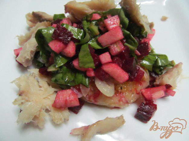фото рецепта: Салат из свеклы и рыбы на картофельной лепешке