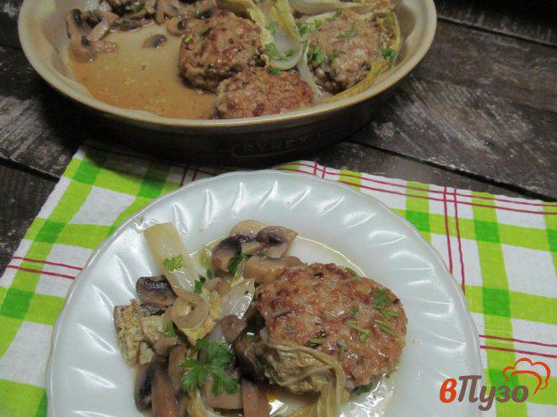 фото рецепта: Тефтели в грибном соусе с пекинской капустой