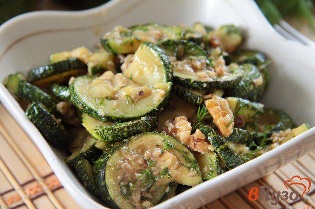 фото рецепта: Салат с кабачками и грецкими орехами