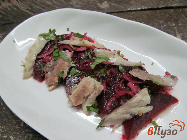 фото рецепта: Салат из свеклы с копченой рыбой