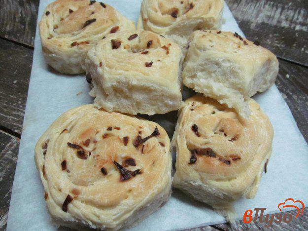 фото рецепта: Домашние булочки с карамельным луком