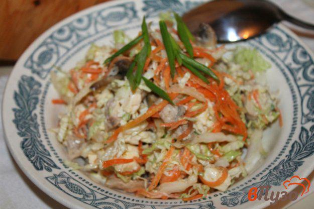 фото рецепта: Салат из пекинской капусты с отварным куриным мясом и грибами