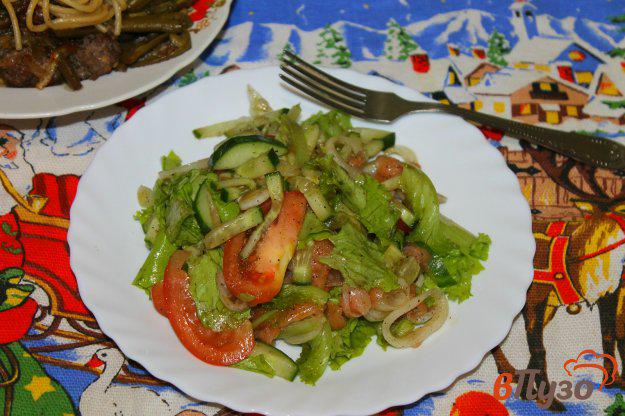 фото рецепта: Салат с соленой красной рыбой, маринованным луком и помидорами